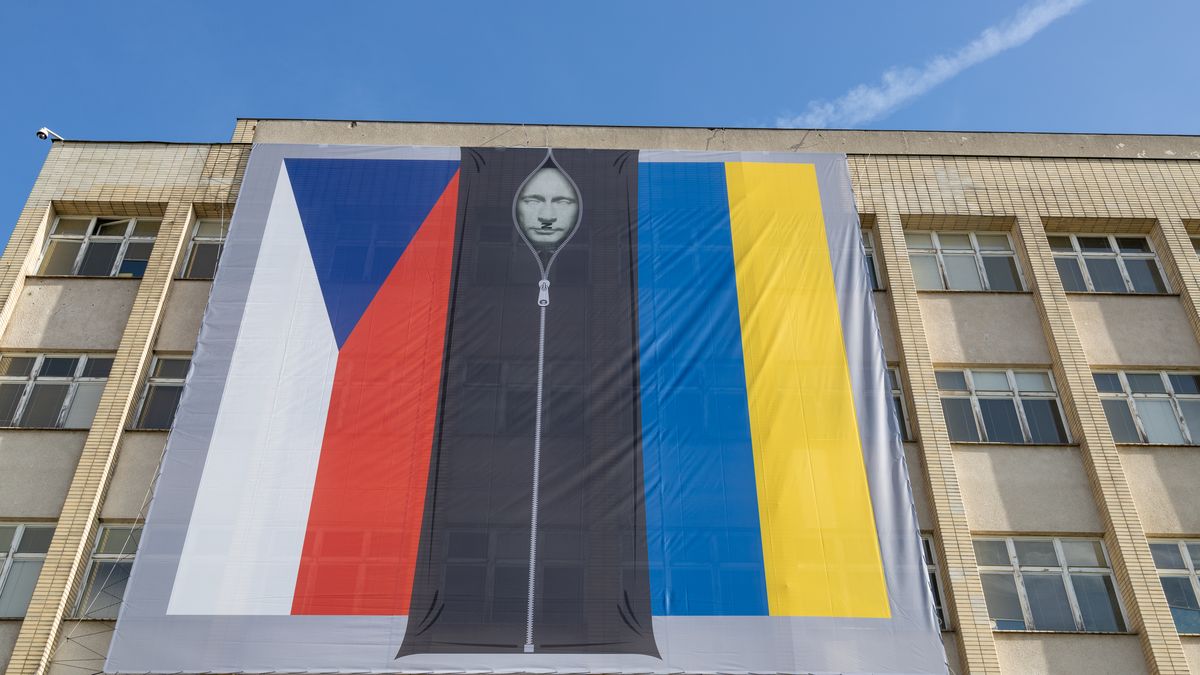 Vyvěšením plachty s českou vlajkou a Putinem se zabývá NCOZ